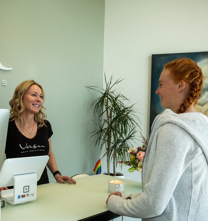 Owner of Vasu Boulder checking out Customer